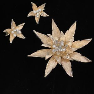 Vintage gold brushed  finish 1960s Large flower starburst brooch & earrings